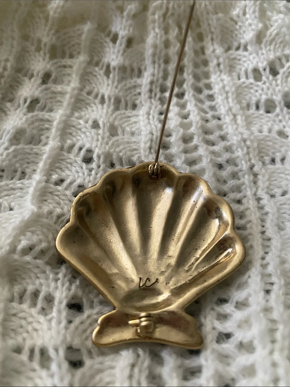Vintage Liz Claiborne Scallop Seashell brooch